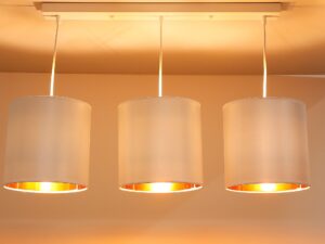 Miniaturka 3 - Trzypunktowa lampa wisząca Davisino z białymi abażurami i ciepłym światłem