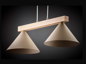 Miniaturka 3 - Lampa Deco 2, detal dwóch beżowych kloszy z jasną drewnianą belką
