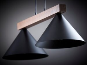 Miniaturka 8 - Lampa wisząca Deco 2 czarna i ciemnobrązowa, zbliżenie w ciemnej aranżacji