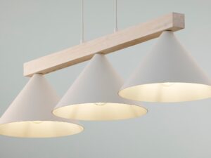 Miniaturka 11 - Lampa wisząca Deco 3 z trzema białymi stożkowymi kloszami oraz jasną drewnianą belką