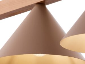 Miniaturka 3 - Lampa wisząca Deco 3 z beżowymi kloszami i jasnobrązowym drewnem, widok detalu przy świetle