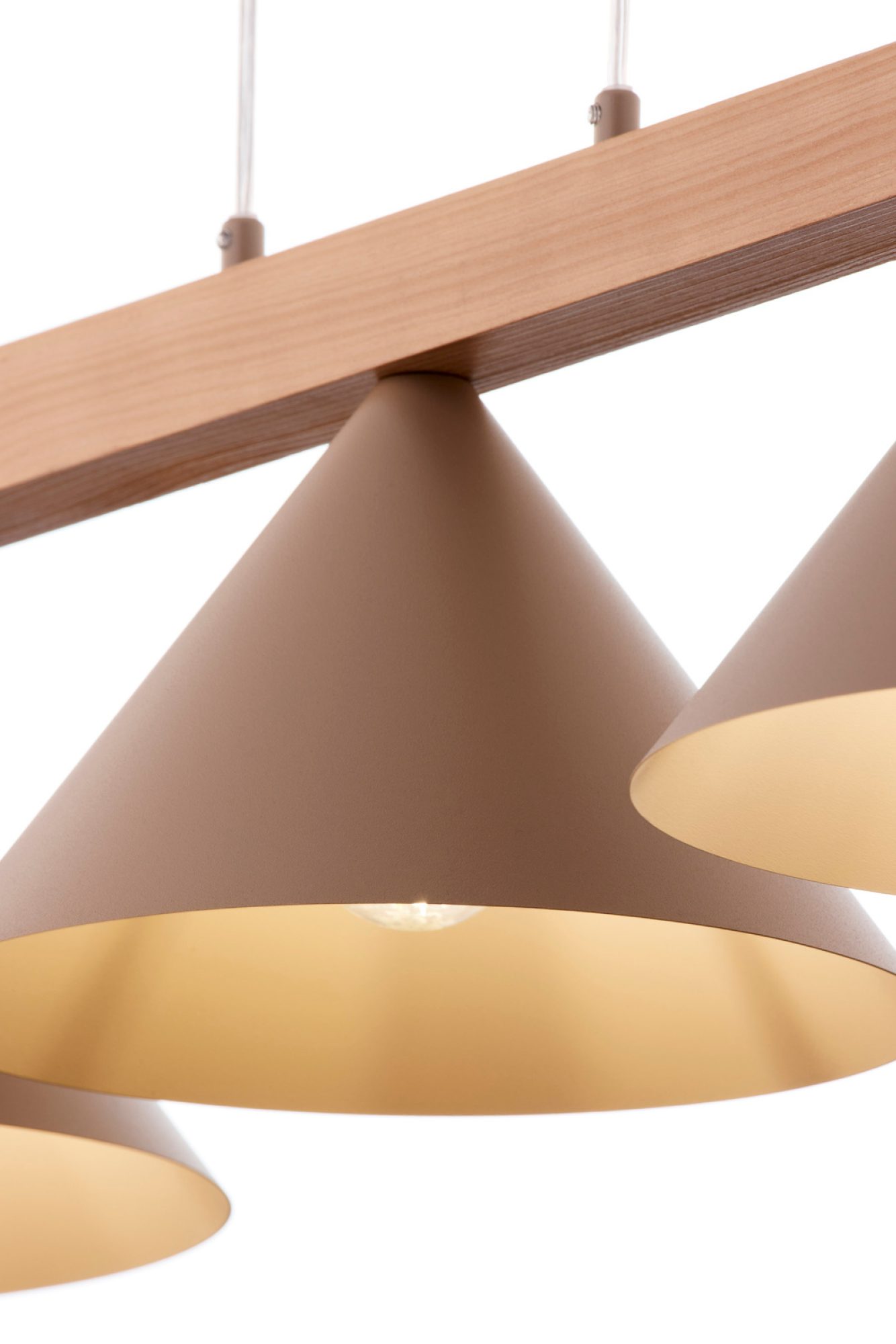 Lampa wisząca Deco 3 z beżowymi kloszami i jasnobrązowym drewnem, widok detalu przy świetle