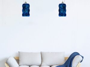 Miniaturka 1 - Aranżacja dwóch niebieskich lamp wiszących Delenia nad jasną sofą