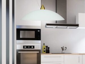 Miniaturka 1 - Biała lampa Delova z mosiężnym detalem nad blatem w jasnej kuchni