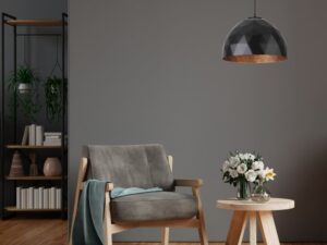 Miniaturka 7 - Lampa wisząca Diament M czarno-miedziana w aranżacji przy fotelu.