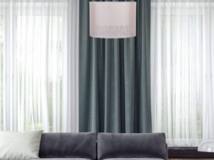 Miniaturka 3 - Kremowa lampa wisząca Doredano w aranżacji salonu nad sofą