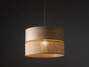 Miniaturka 1 - Lampa wisząca Dorma z naturalnie wyglądającym abażurem w aranżacji salonu
