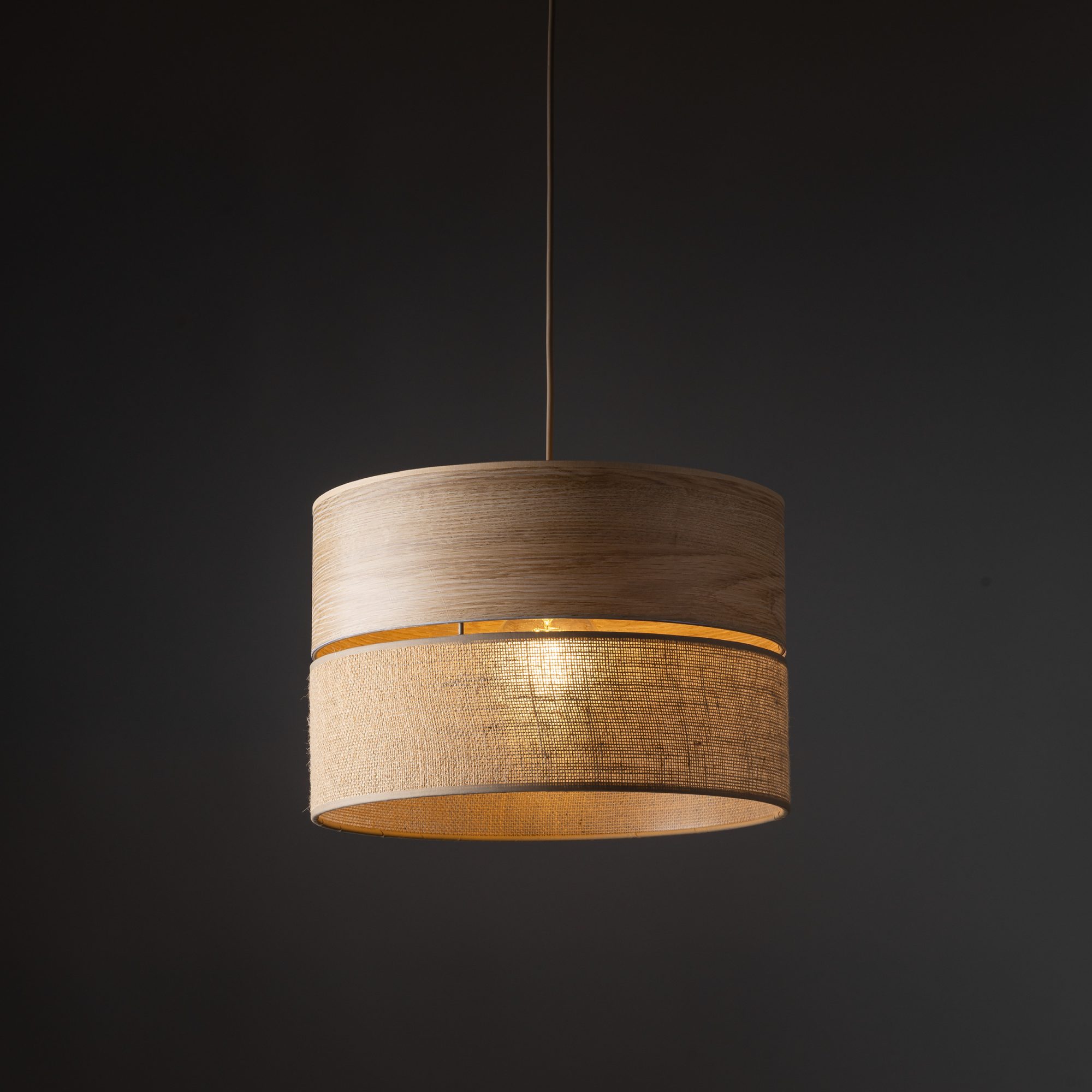 Lampa wisząca Dorma z naturalnie wyglądającym abażurem w aranżacji salonu
