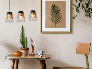 Miniaturka 1 - Lampa wisząca Dorolia z trzema szklanymi kloszami w aranżacji jadalni