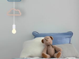 Miniaturka 1 - Lampa dziecięca z trzema kolorowymi chmurkami obok łóżka w pokoju