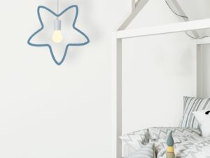 Miniaturka 1 - Lampa wisząca z niebieskimi gwiazdkami przy dziecięcym łóżku w jasnym pokoju
