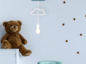 Miniaturka 1 - Lampa z kolorowymi chmurkami i białą żarówką w dziecięcym pokoju