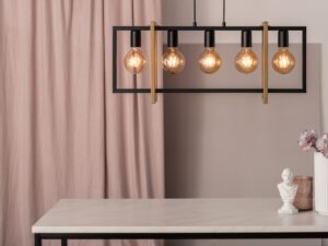 Miniaturka 1 - Czarno-złota lampa wisząca Eden 5 nad stołem z pięcioma zapalonymi żarówkami.