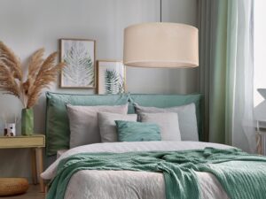 Miniaturka 7 - Beżowa lampa wisząca Elavora w sypialni nad łóżkiem
