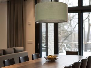 Miniaturka 3 - Miętowa lampa wisząca Elavora nad drewnianym stołem