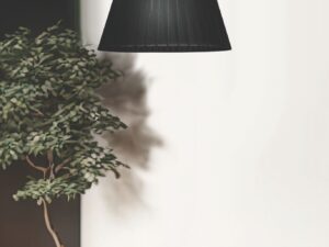 Miniaturka 1 - Czarna lampa wisząca Elisino nad sofą w salonie