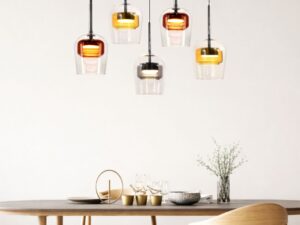 Miniaturka 1 - Lampa wisząca Elovira z kolorowym szkłem w aranżacji jadalni