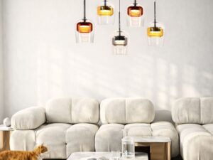 Miniaturka 3 - Lampa wisząca Elovira w aranżacji wnętrza z kolorowymi kloszami