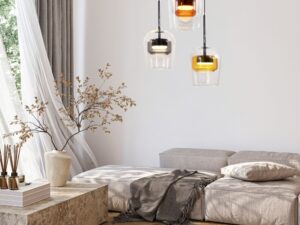 Miniaturka 2 - Lampa wisząca Elovira z trzema kolorowymi szklanymi kloszami w salonie