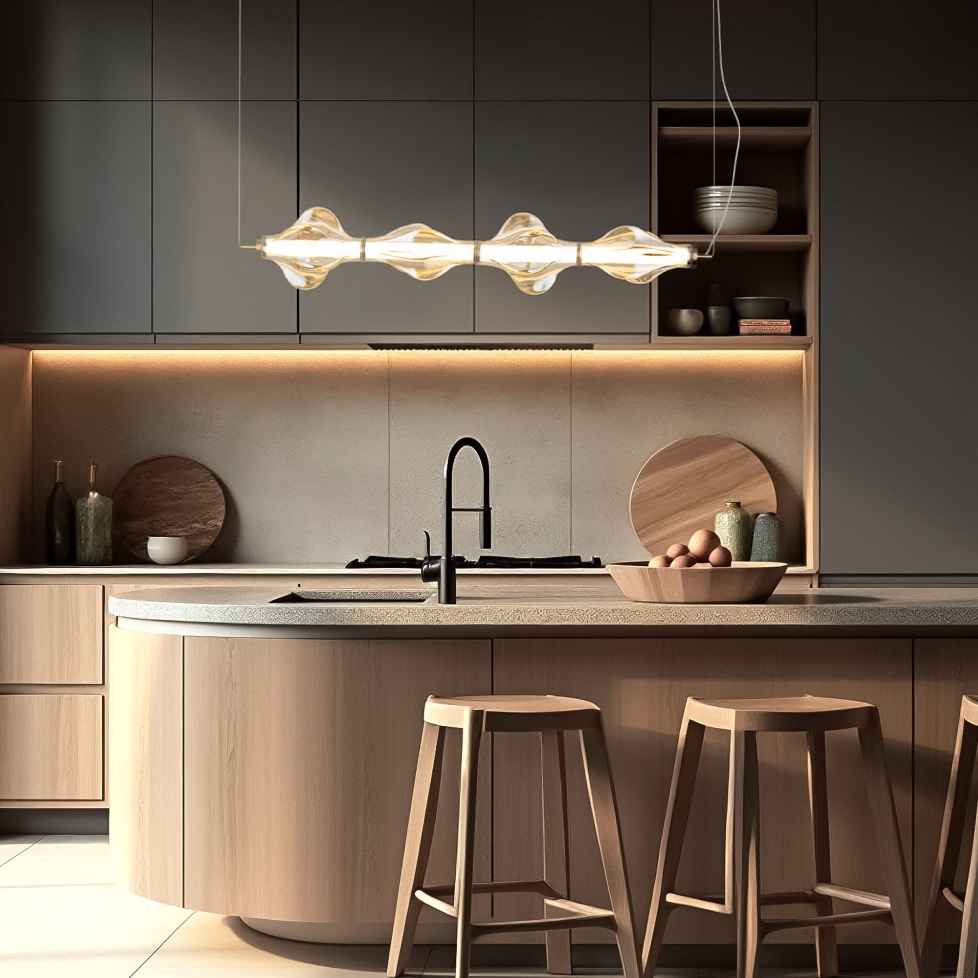Lampa wisząca Elva w mosiężnej wersji nad wyspą kuchenną