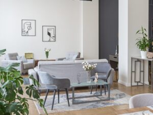 Miniaturka 7 - Lampa Elvomina nad strefą wypoczynkową w jasnym salonie