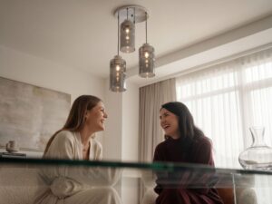 Miniaturka 2 - Trzypunktowa lampa Emetio nad stołem w salonie
