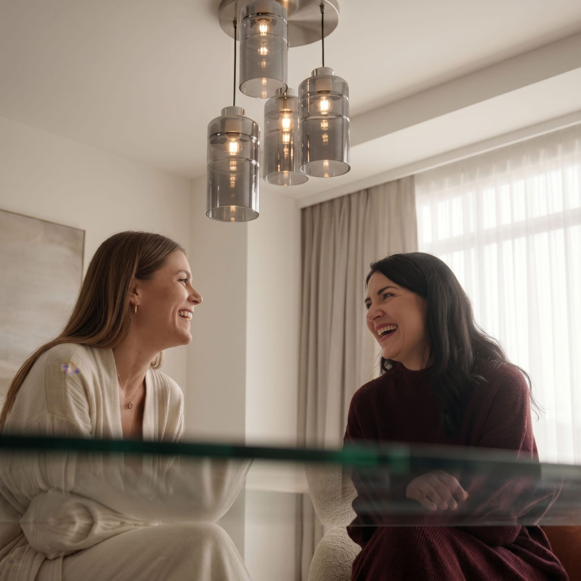 Lampa Emetio z przydymionymi szklanymi kloszami w jasnym salonie