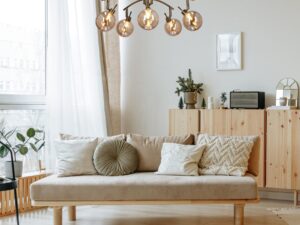 Miniaturka 1 - Pięciopunktowa lampa Emosira z bursztynowymi kloszami nad sofą w salonie.