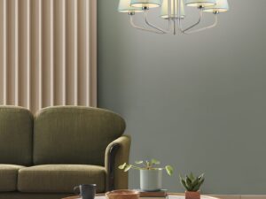 Miniaturka 2 - Lampa wisząca Evadia z błękitnymi abażurami nad stolikiem w salonie