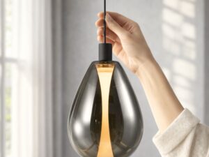 Miniaturka 3 - Lampa wisząca Evorena 20 cm przydymiona – zbliżenie klosza i dłoni