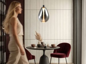 Miniaturka 3 - Lampa wisząca Evorena 30 cm przydymiona nad stołem w jadalni