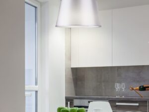Miniaturka 2 - Lampa wisząca Fenetano ze srebrnym abażurem nad okrągłym stołem