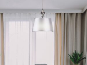 Miniaturka 1 - Srebrna lampa wisząca Fenetano nad stołem w jadalni