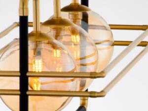 Miniaturka 2 - Lampa wisząca Fiori ze złoto-czarną oprawą i bursztynowymi kloszami, szczegół