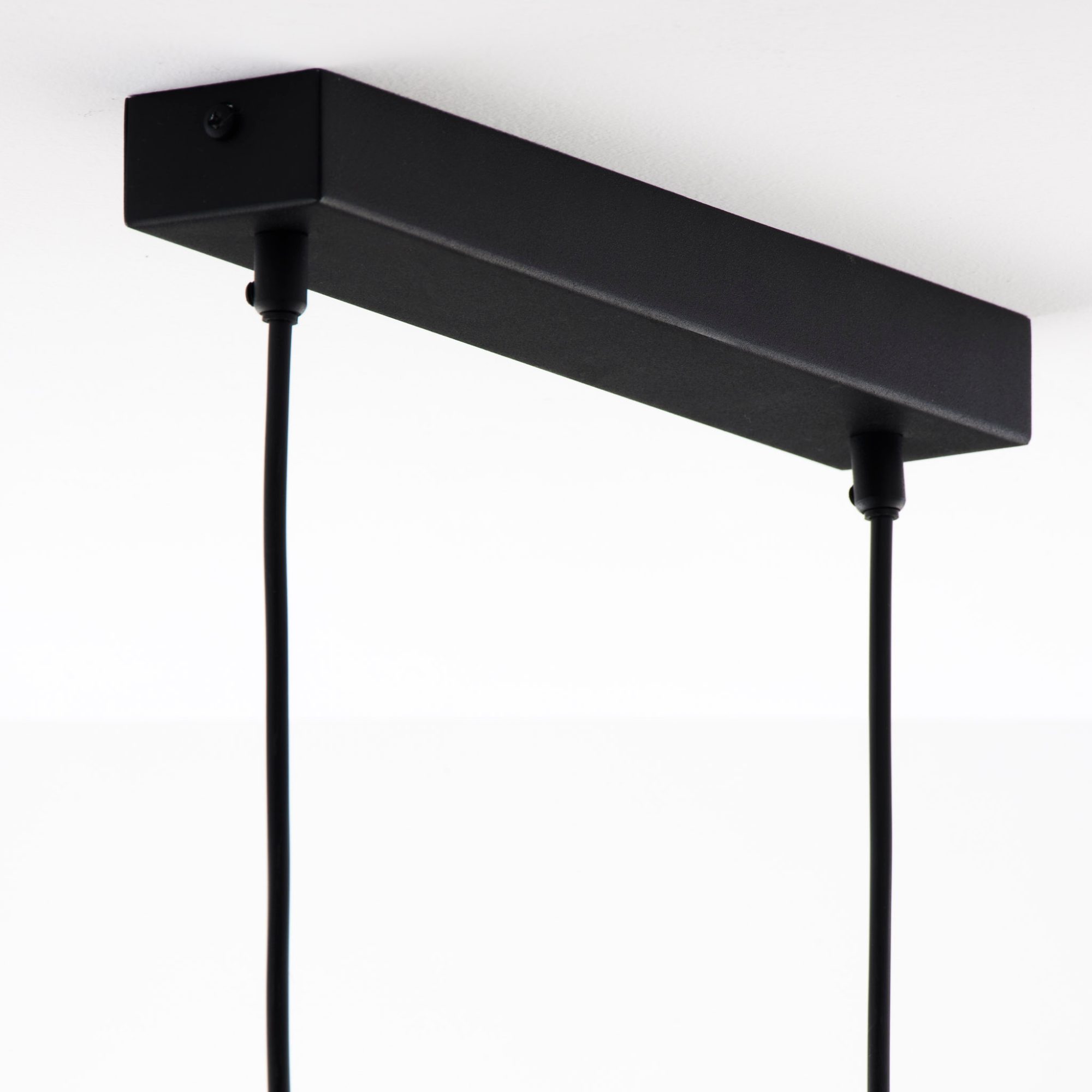 Lampa wisząca Fiori, zbliżenie czarnej prostokątnej rozety