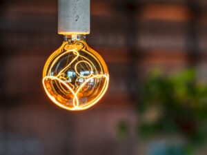 Miniaturka 5 - Przykładowa aranżacja szarej lampy Fitu PD z dekoracyjną żarówką