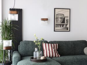 Miniaturka 5 - Orzechowa lampa wisząca FLUMINA A w aranżacji salonu