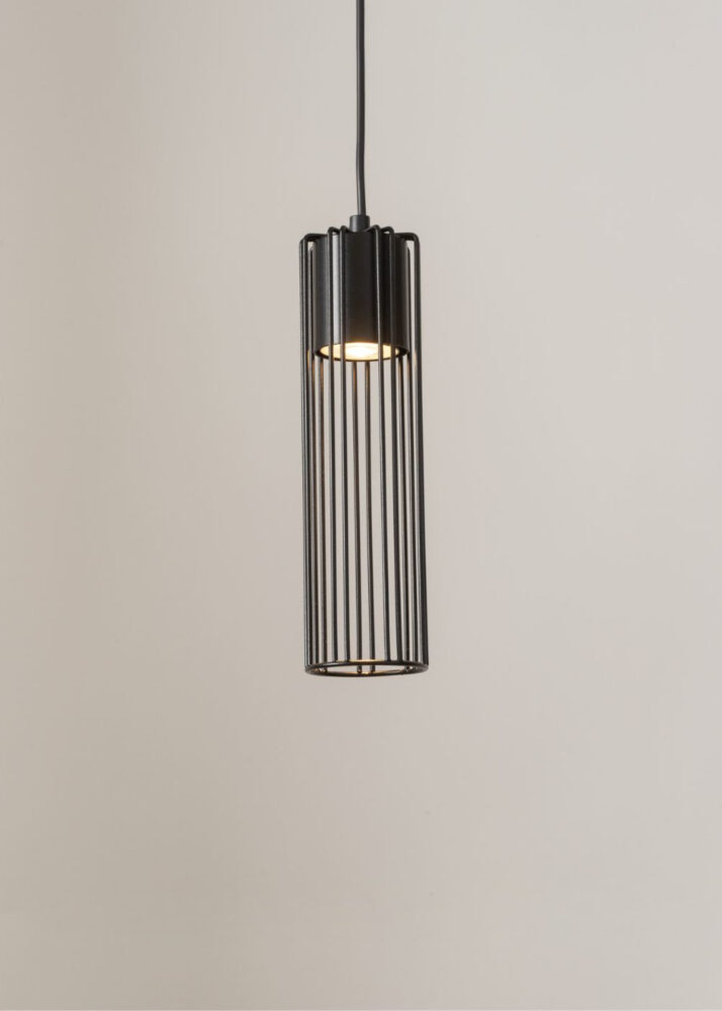 Czarna lampa wisząca Fobia 1 ze świecącym źródłem w stalowej tubie