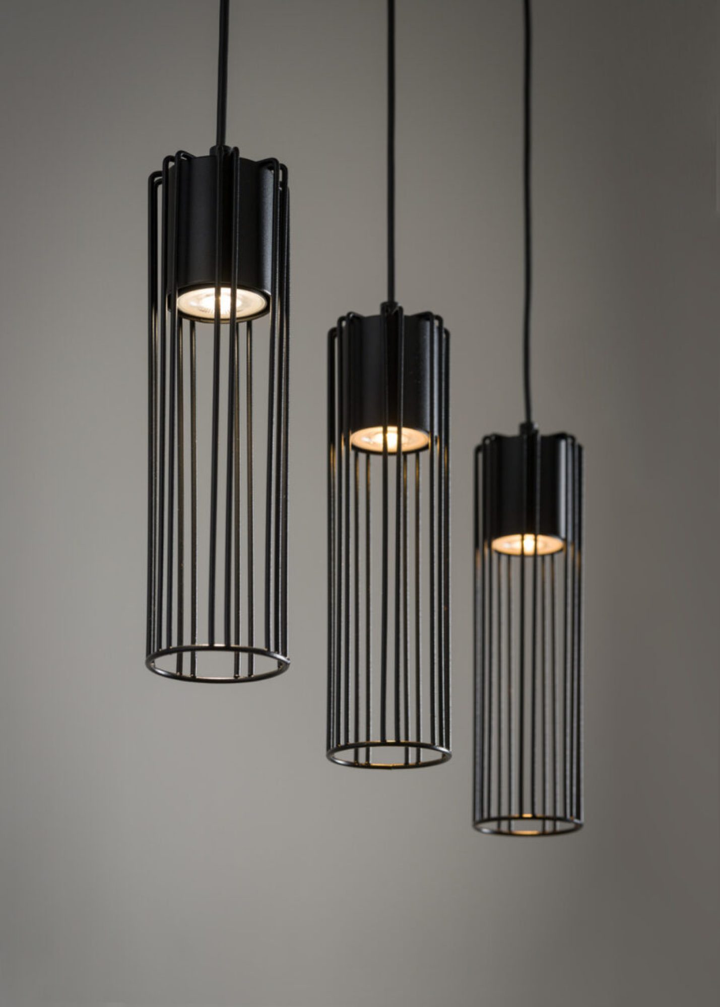 Lampa wisząca Fobia 3 czarna, trzy klosze z metalowych prętów z włączonym światłem