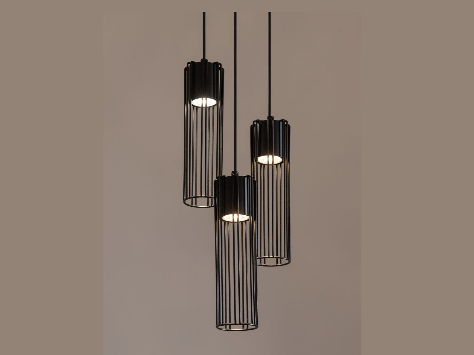 Lampa Fobia 3 koło w czerni pokazana pod innym kątem
