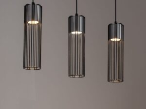 Miniaturka 3 - Lampa wisząca Fobia 3 czarno-srebrna, zbliżenie trzech ażurowych kloszy w aranżacji