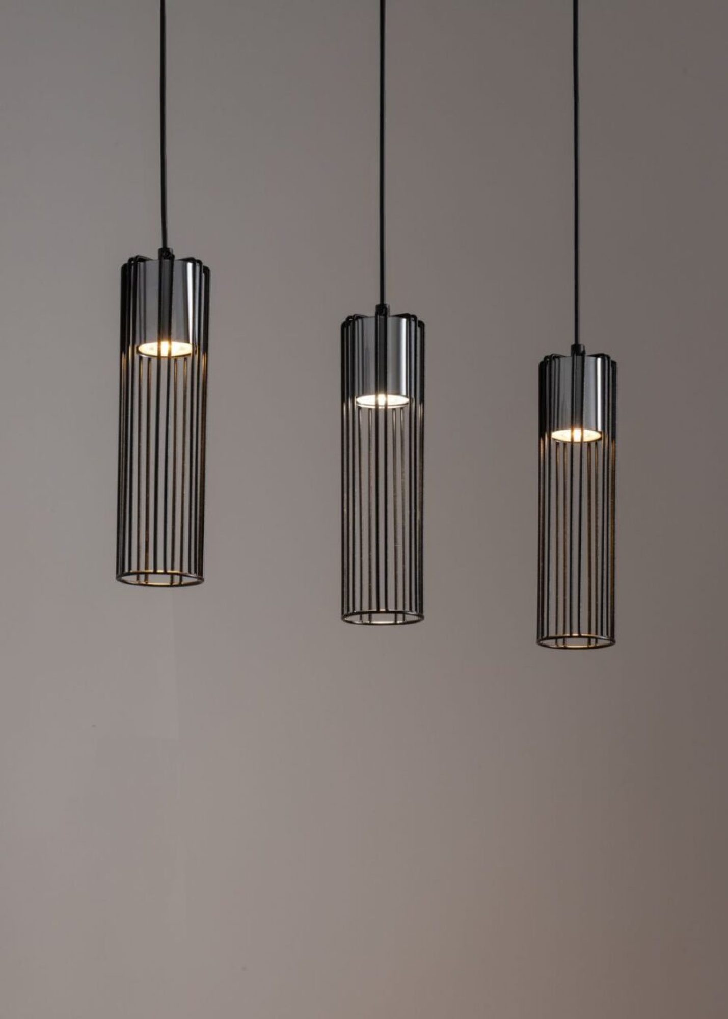 Lampa wisząca Fobia 3 czarno-srebrna, zbliżenie trzech ażurowych kloszy w aranżacji