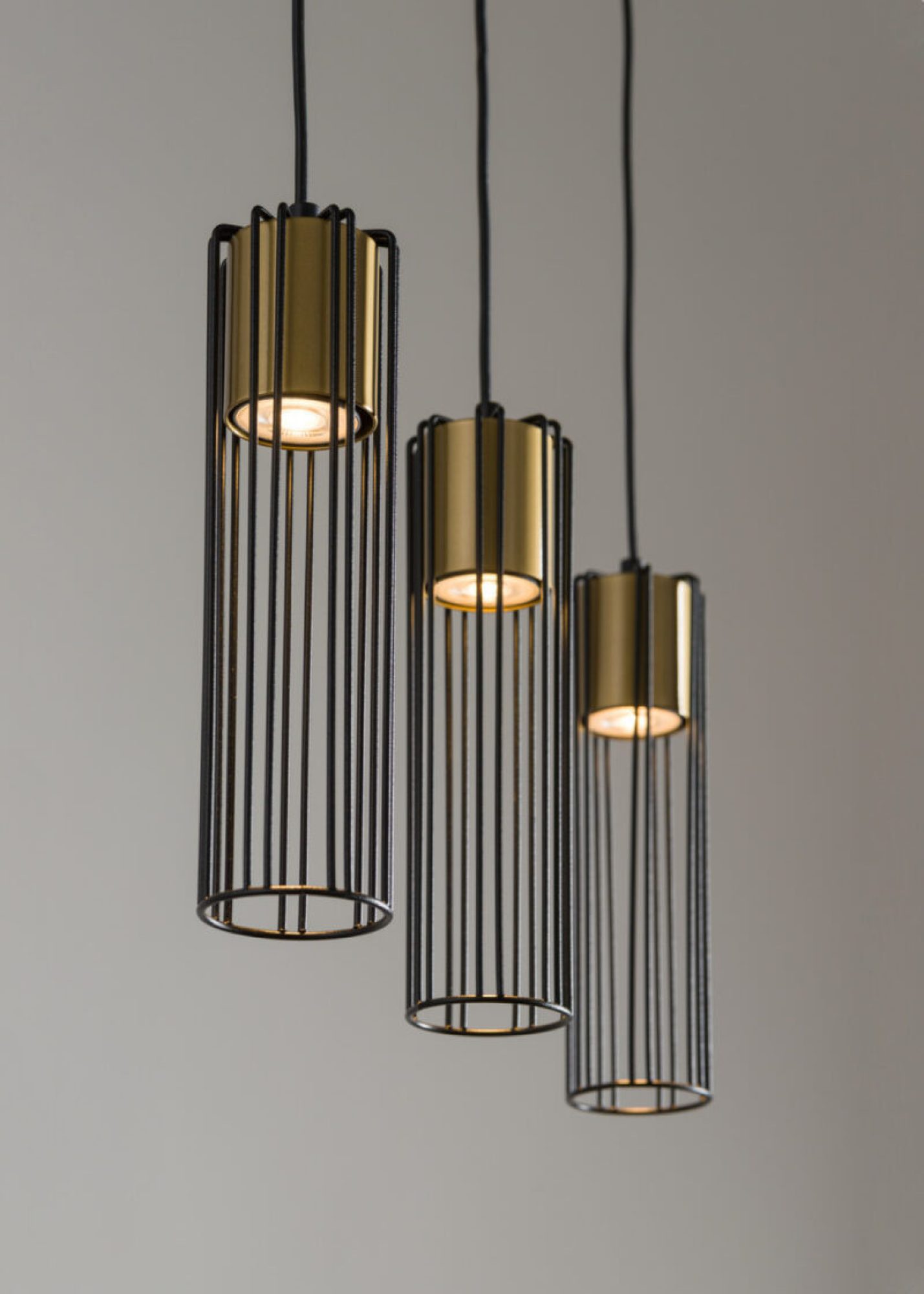 Lampa wisząca Fobia 3 czarno-złota, świecące źródła GU10 wewnątrz trzech kloszy