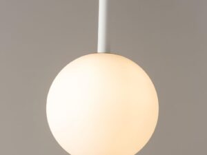 Miniaturka 6 - Biała lampa wisząca Gama 1 pokazana w dodatkowym ujęciu