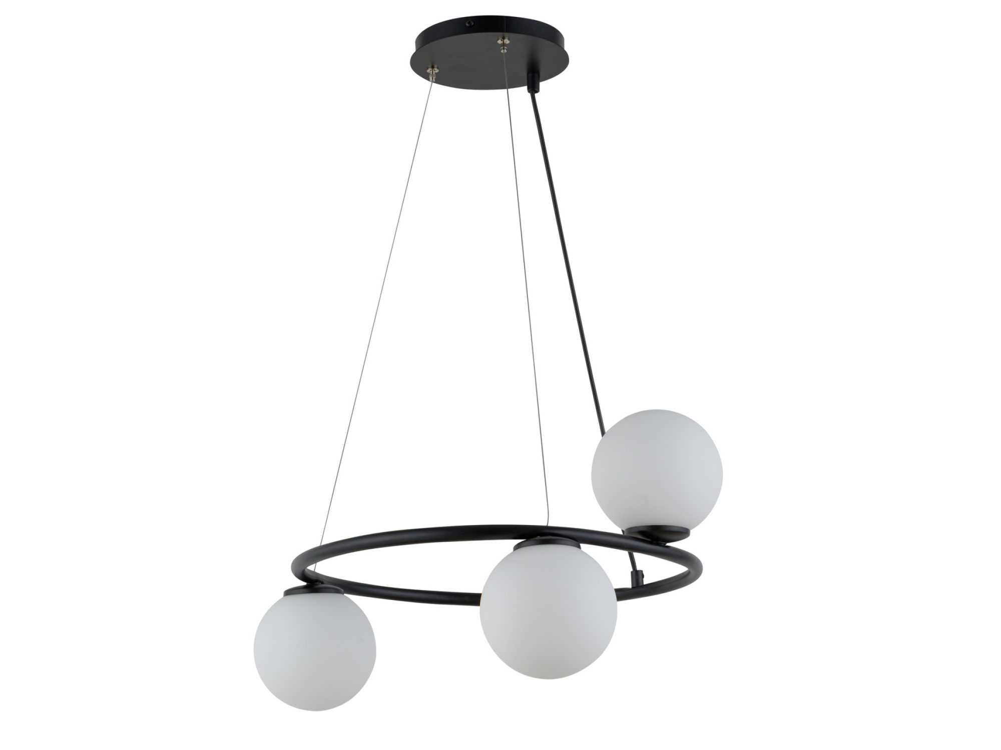 Czarna lampa wisząca Gama koło 3 z trzema białymi kulami szklanymi na okrągłym stelażu.