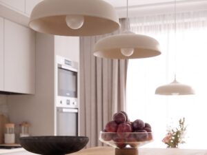Miniaturka 2 - Trzy lampy GIREA beżowa nad blatem kuchennym