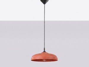 Miniaturka 1 - Lampa wisząca GIREA ochra czerwona zawieszona przy jasnej ścianie