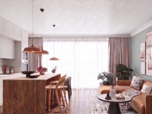 Miniaturka 3 - Lampa wisząca GIREA ochra czerwona w salonie z jadalnią
