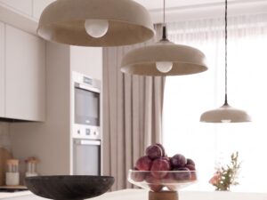 Miniaturka 2 - Trzy lampy GIREA taupe nad blatem kuchennym