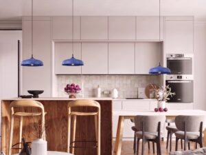 Miniaturka 4 - Lampa wisząca GIREA ultramaryna nad wyspą kuchenną z hokerami